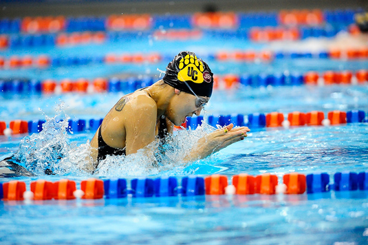 Women's Swimming wins last relay to take victory over Washington, 109-96