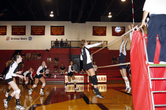 Volleyball falls to Widener, 3-1