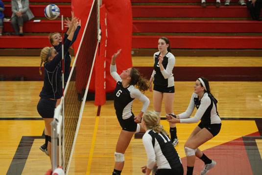 Volleyball falls to Muhlenberg, 3-1