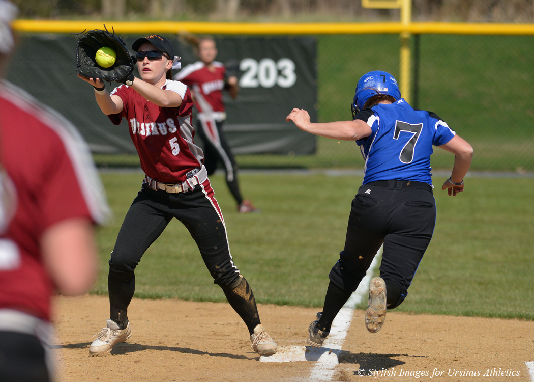 Softball moves to 5-1 with another sweep